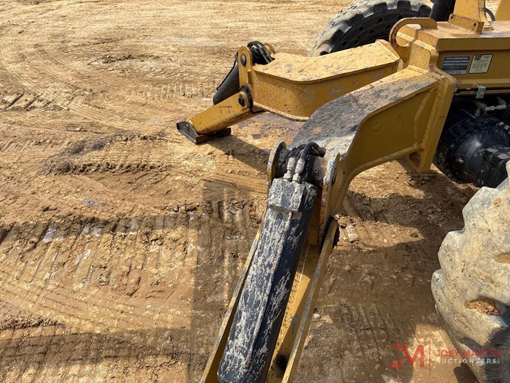 2015-caterpillar-tl1055c-image-8