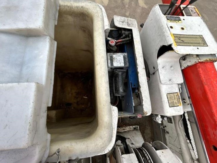2004-freightliner-fl80-image-78