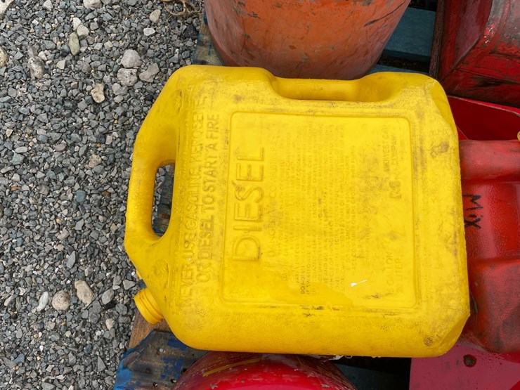 #5086-•-pallet-of-gas-cans-image-5