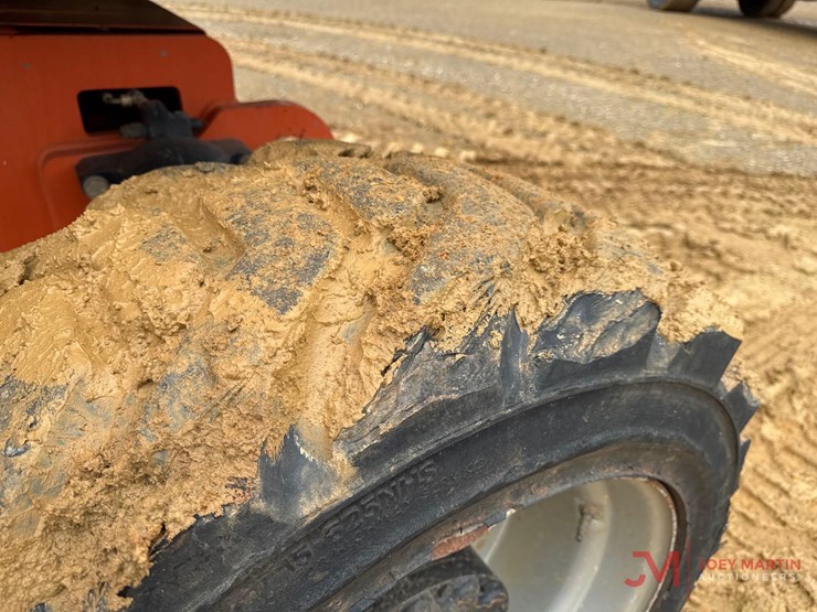 2014-jlg-800s-image-17