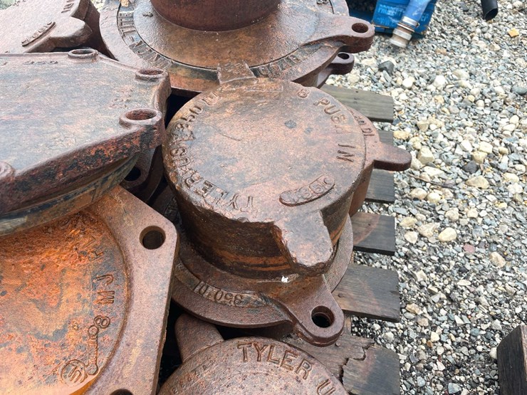 #5084-•-pallet-of-cast-iron-covers-image-12