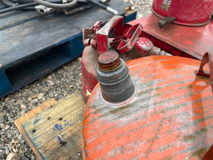 #5086-•-pallet-of-gas-cans-image-9