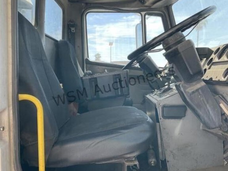 2003-freightliner-fl70-image-22