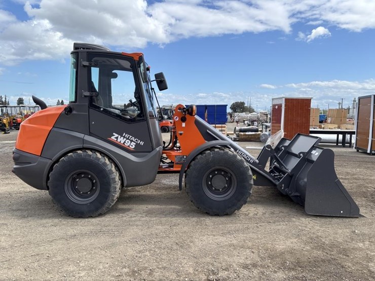 2022-hitachi-zw95-image-7