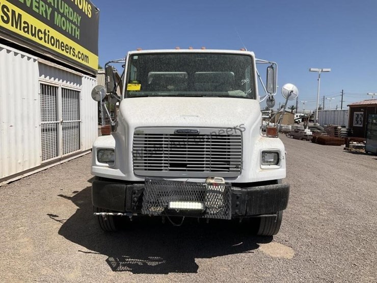 2003-freightliner-fl70-image-3