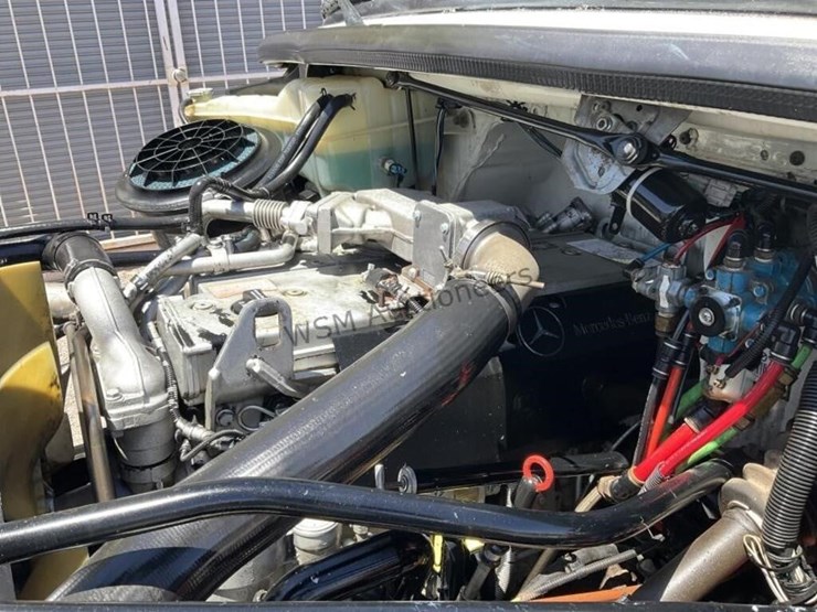 2007-freightliner-m2-106-image-12
