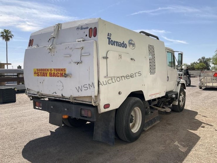 2003-freightliner-fl70-image-5