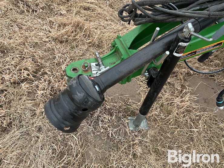 2021-john-deere-560m-image-10