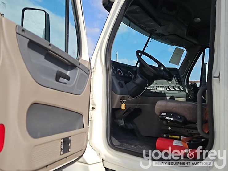 2019-freightliner-cascadia-125-image-26