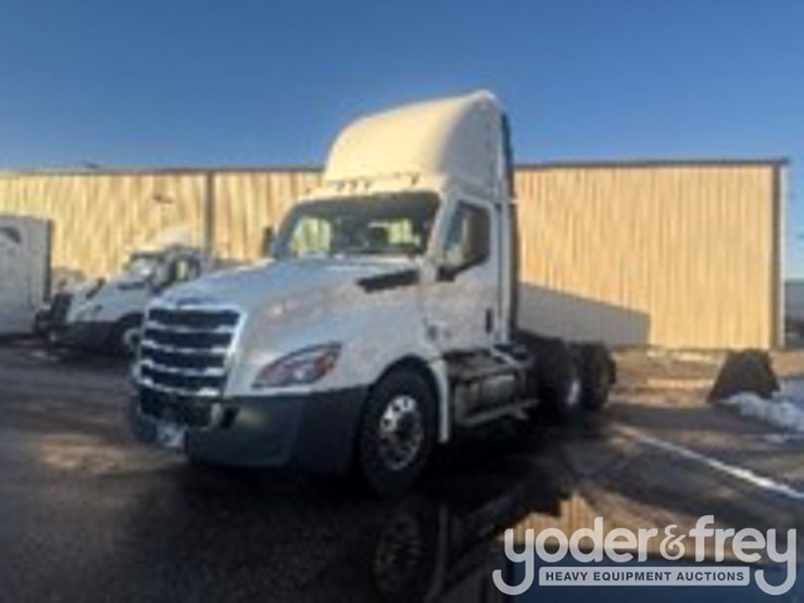 2020-freightliner-cascadia-126-image-1