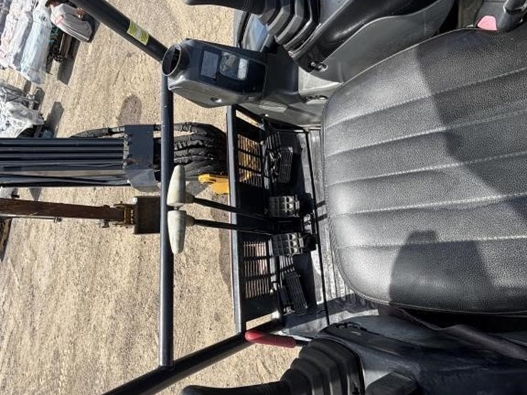 2006-deere-27d-image-26