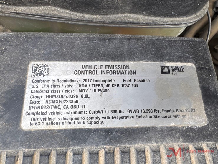2017-chevrolet-3500-image-18