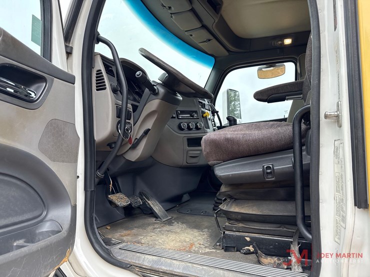 2015-peterbiltroll-back-truck-image-26