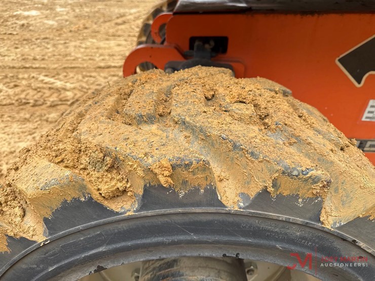 2014-jlg-800s-image-5