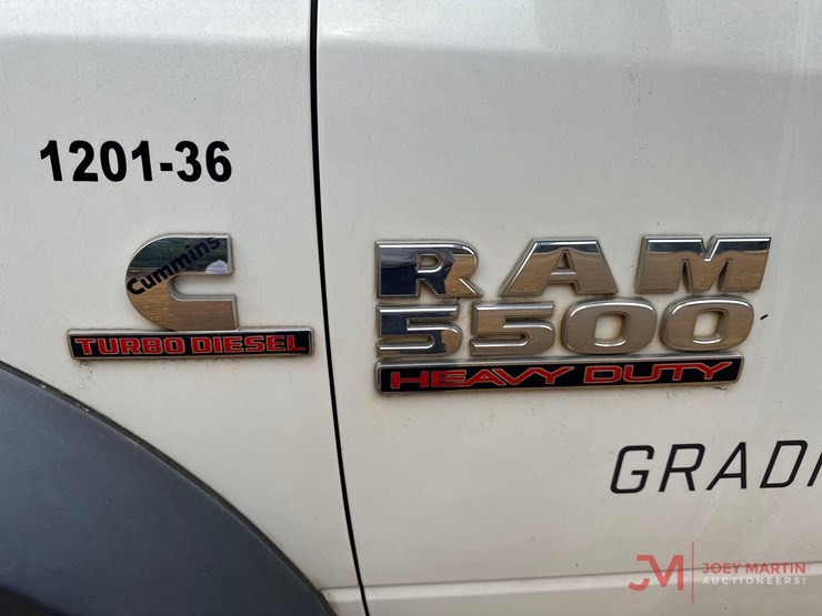 2016ram-5500-heavy-duty-cab-&-chassis-truck-image-4