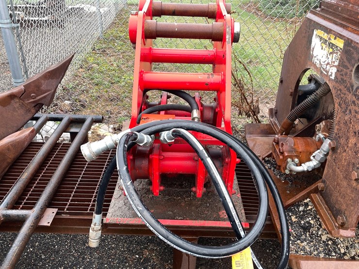 #5040-•-hydraulic-plate-compactor-attachment-image-1