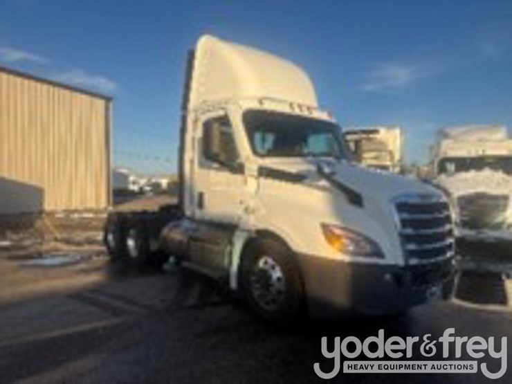 2020-freightliner-cascadia-126-image-2
