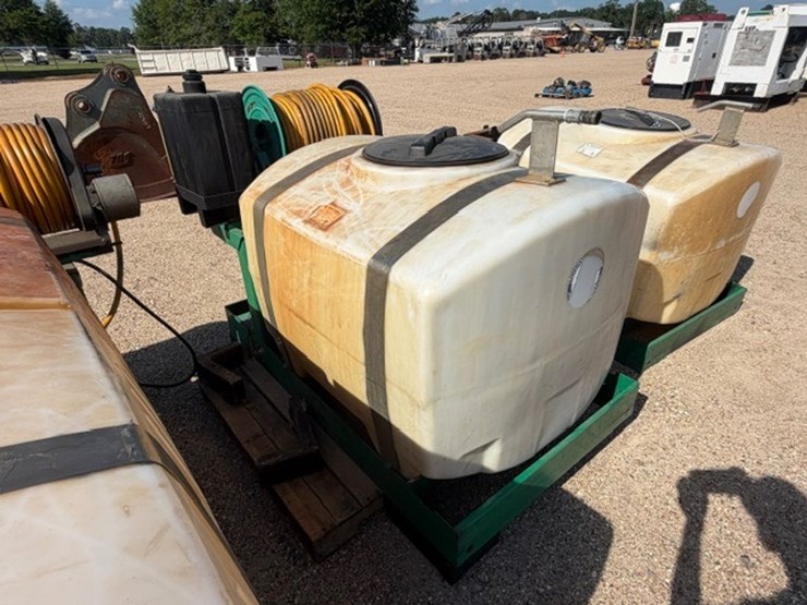 #35844-•-200-gallon-spray-tanks-with-electric-reels-image-3