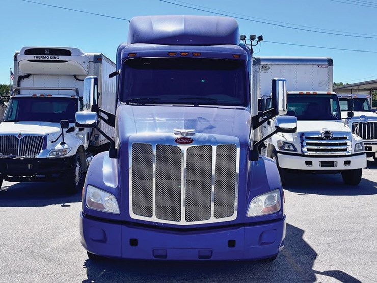 2021-peterbilt-579-image-3
