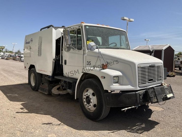 2003-freightliner-fl70-image-4