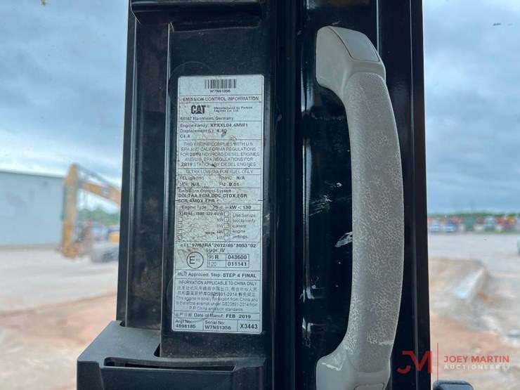 2019-caterpillar-320-image-4
