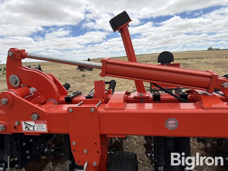 2019-kuhn-gladiator-1205-strip-tiller-image-11