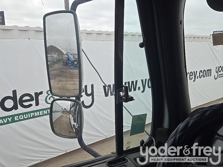 2019-freightliner-108sd-image-54