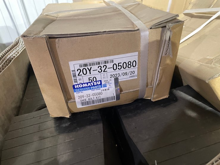 #5000-•-full-set-of-238-komatsu-rubber-liner-shoes-with-bolts-image-8