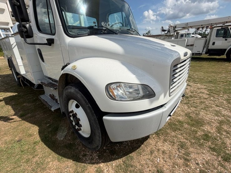 2014-freightliner-m2-106-image-24