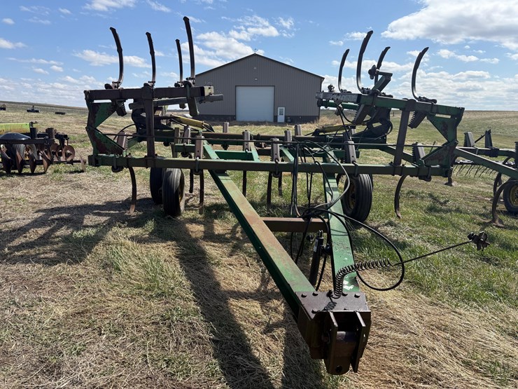 john-deere-chisel-plow-image-3