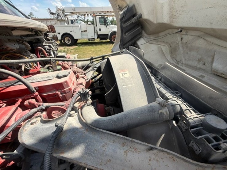 2014-freightliner-m2-106-image-103