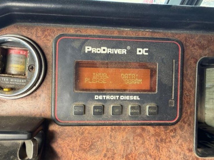2004-freightliner-fld120-image-12