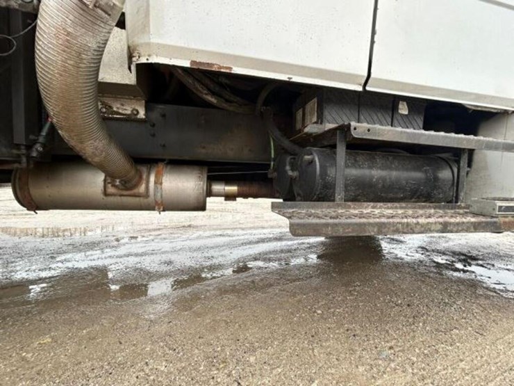 2004-freightliner-fl80-image-82