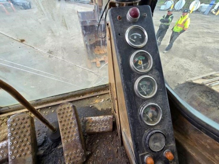 1990-caterpillar-245b-image-37