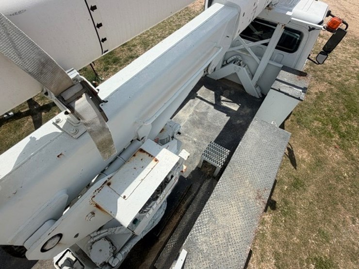 2014-freightliner-m2-106-image-52