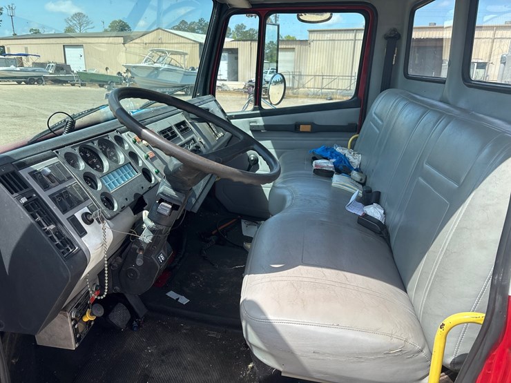 1997-freightliner-fl80-image-8