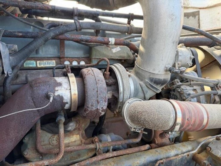2004-freightliner-fld120-image-29
