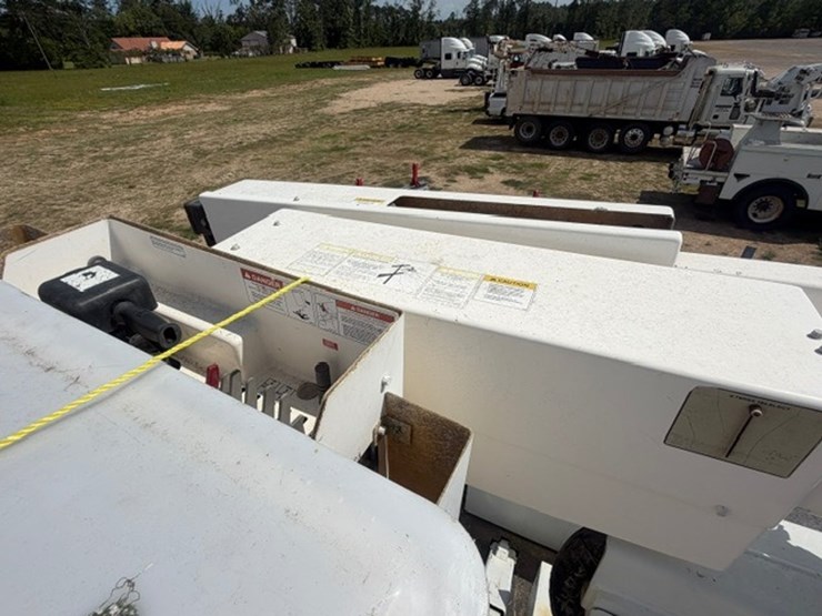 2014-freightliner-m2-106-image-49