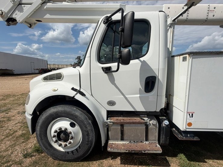 2014-freightliner-m2-106-image-21
