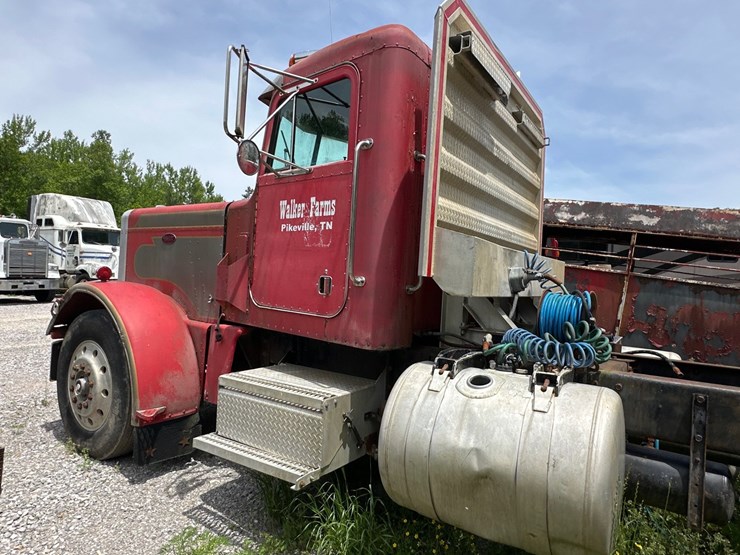 1985-peterbilt-359-image-4