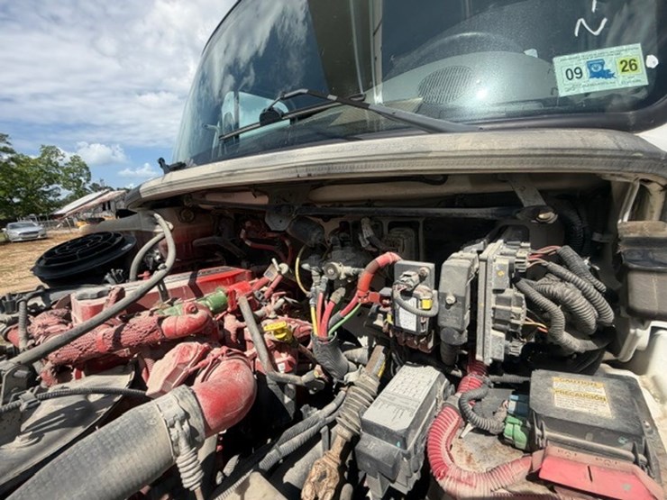 2014-freightliner-m2-106-image-96