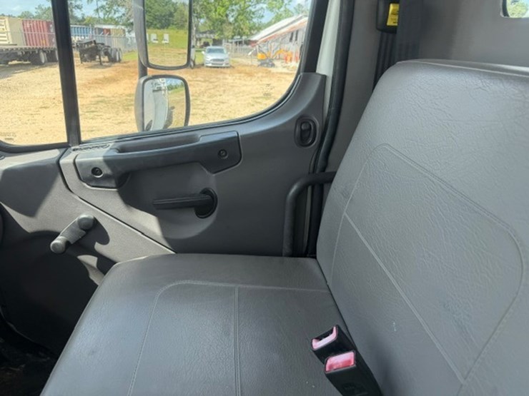 2014-freightliner-m2-106-image-74