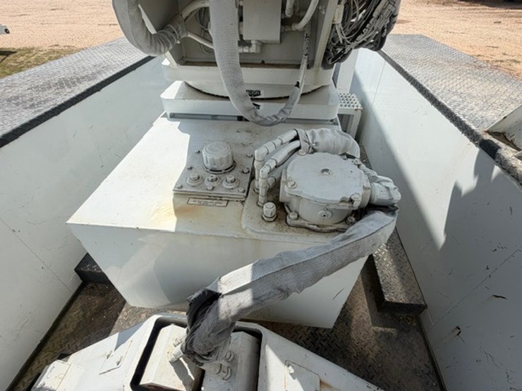 2014-freightliner-m2-106-image-63