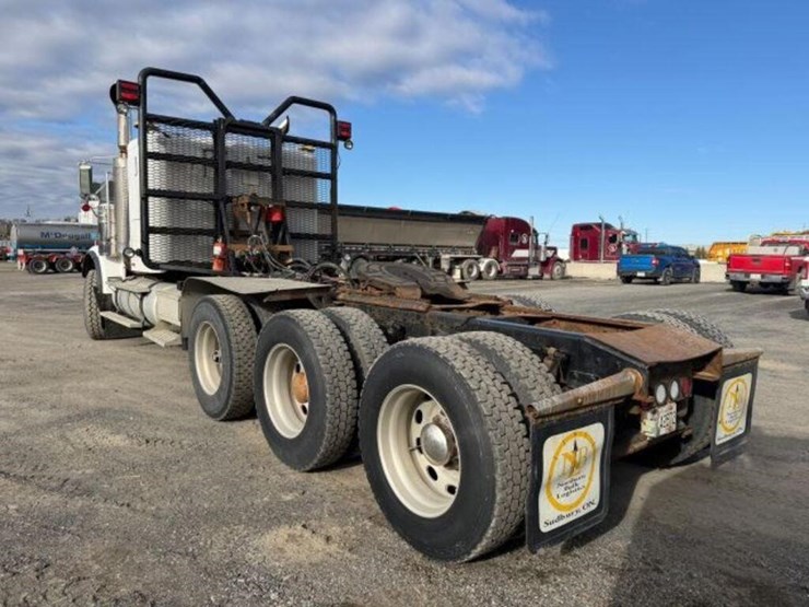2004-freightliner-fld120-image-3