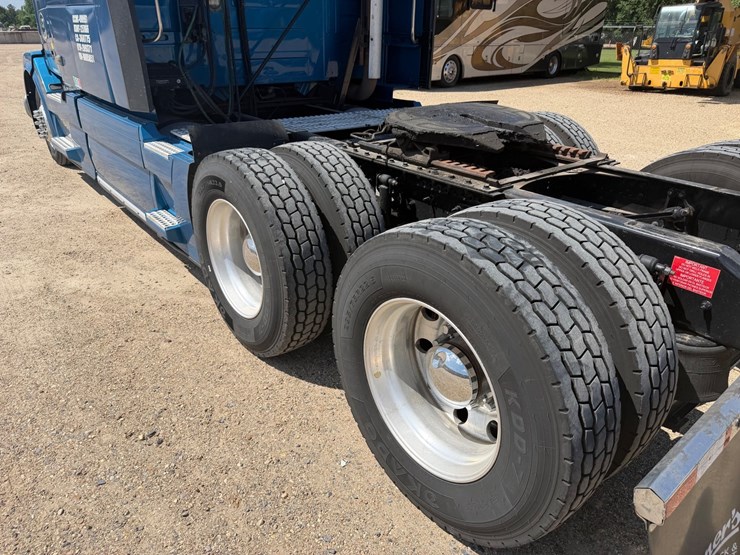 #35801-•-2018-volvo-truck-image-5