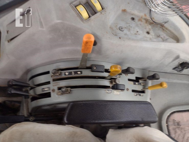 2002-massey-ferguson-4233-image-12