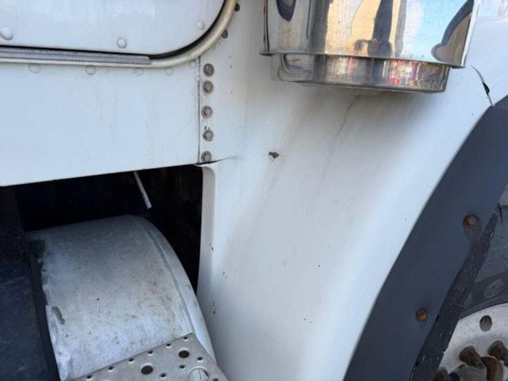 2004-freightliner-fld120-image-47
