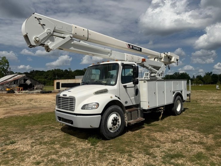 2014-freightliner-m2-106-image-1