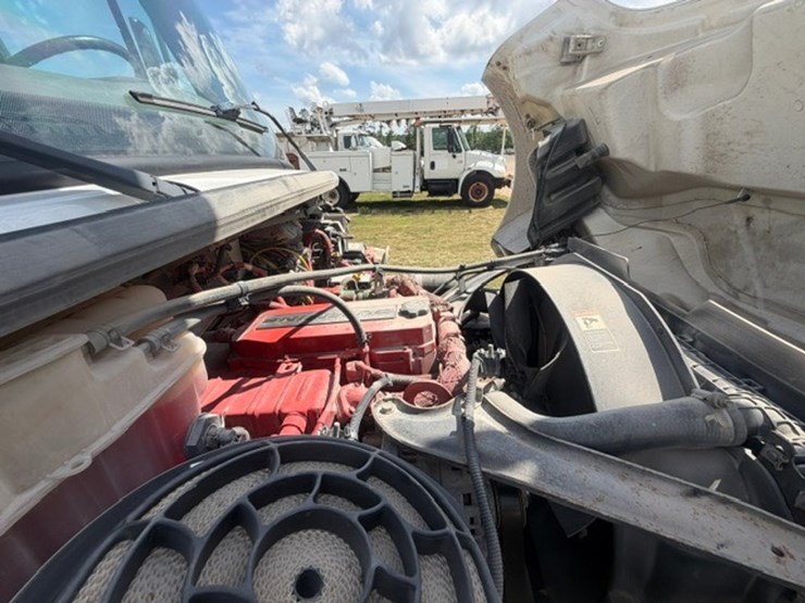 2014-freightliner-m2-106-image-105