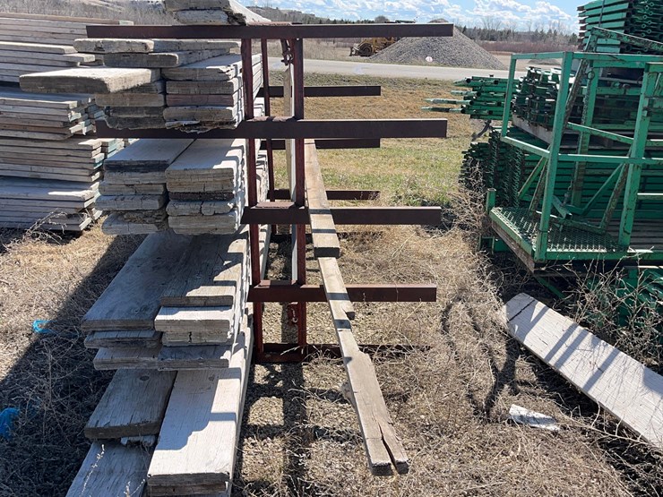 scaffolding-boards-on-rack-image-2